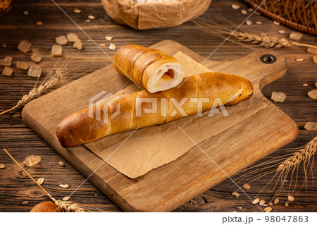 Bun with ham and cheese 98047863