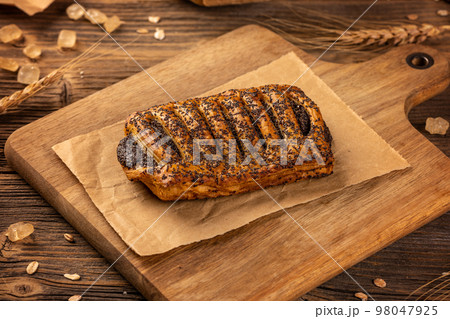 Puff pastry bun with poppy seeds 98047925