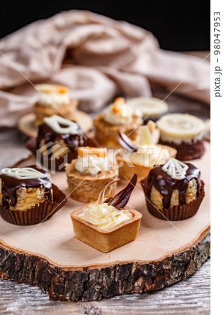 Small sweet cakes Small sweet cakes 98047953