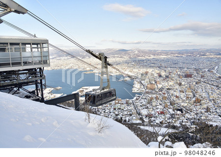 冬の北海道函館市で雪景色の函館山とロープウェイの風景を撮影 98048246