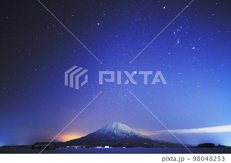 北海道倶知安町瑞穂から望む羊蹄山とオリオン座と冬の大三角 98048253