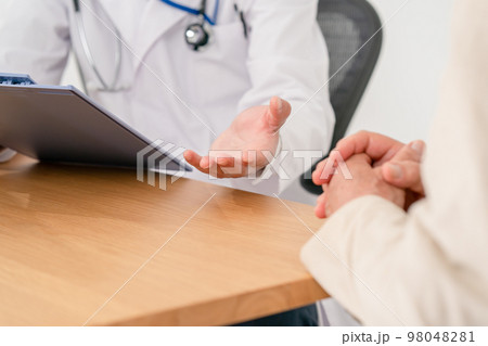 医療イメージ　対面　手元 98048281