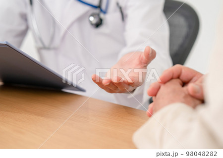 医療イメージ　対面　手元 98048282