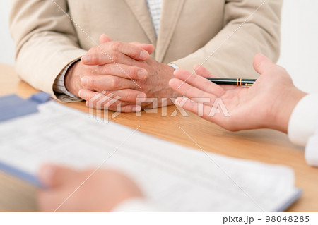 医療イメージ　対面　手元 98048285