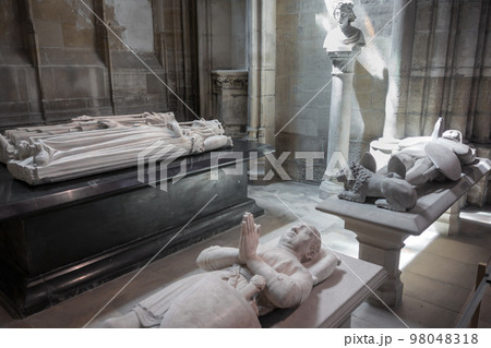 Tombs of the Kings of France in Basilica of Saint-Denis 98048318