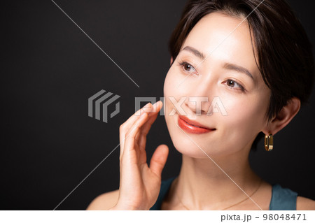 高級感がある美容のイメージなどに使えそうな女性 高級感がある美容のイメージなどに使えそうな女性 98048471