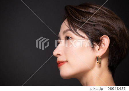 高級感がある美容のイメージなどに使えそうな女性 高級感がある美容のイメージなどに使えそうな女性 98048481