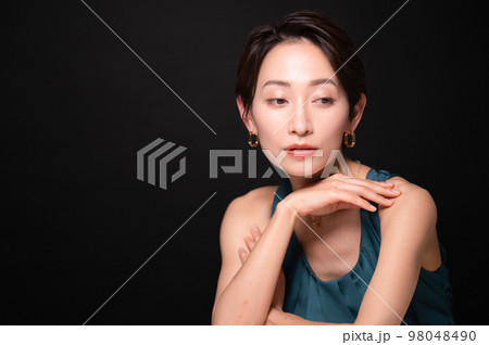 高級感がある美容のイメージなどに使えそうな女性 98048490