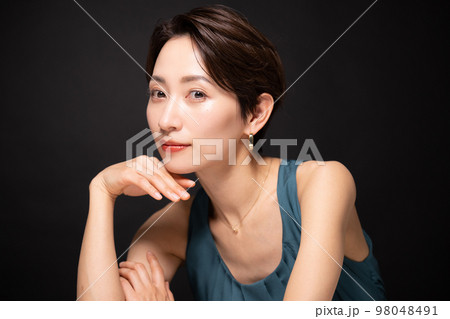 高級感がある美容のイメージなどに使えそうな女性 98048491