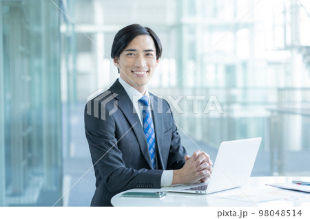 ビジネスマンのポートレート 98048514