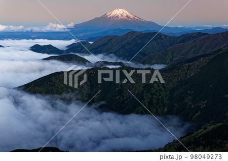 三ノ塔から見る表尾根を越える滝雲と塔ノ岳への山並み 三ノ塔から見る表尾根を越える滝雲と塔ノ岳への山並み 98049273