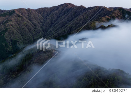 三ノ塔から見る表尾根を越える滝雲と塔ノ岳への山並み 98049274