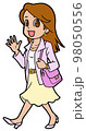 歩く若い女性 98050556