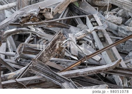 解体工事で撤去した鉄スクラップ 解体工事で撤去した鉄スクラップ 98051078