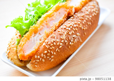 フレッシュな朝食イメージ　エビカツサンド 98051138