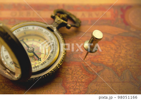 アンティークな古地図に差されたピンと方位磁石2 98051166