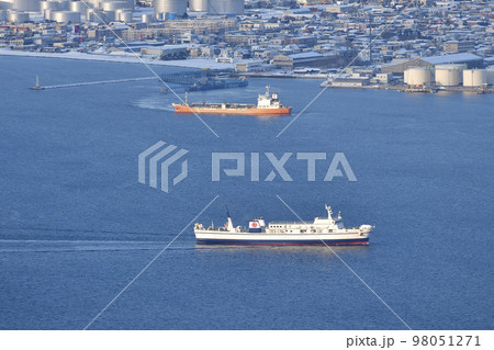 冬の北海道函館市函館山から函館港に入港するフェリーの風景を撮影 98051271