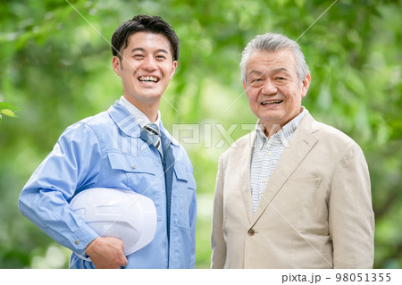 作業服の男性とシニア男性 98051355