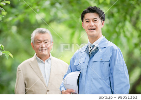 作業服の男性とシニア男性 作業服の男性とシニア男性 98051363