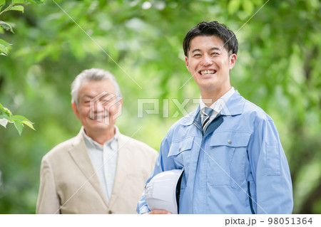 作業服の男性とシニア男性 98051364