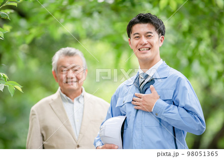 作業服の男性とシニア男性　お任せ 98051365