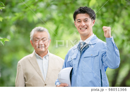 作業服の男性とシニア男性 ガッツポーズ 作業服の男性とシニア男性 ガッツポーズ 98051366