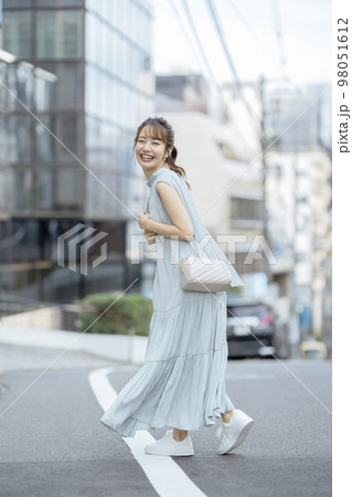 街を歩く若い女性 98051612