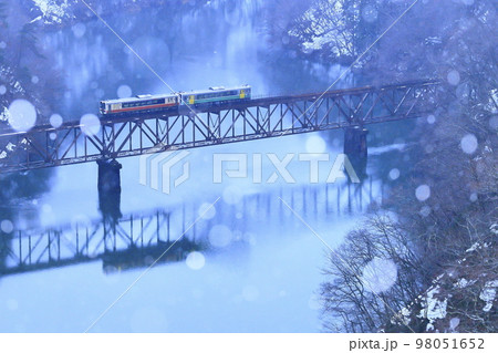 雪降る冬の只見線 雪降る冬の只見線 98051652