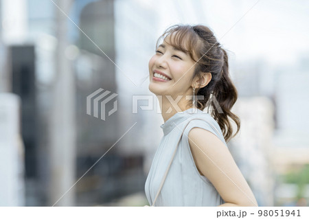 アラサーの女性　ポートレート 98051941