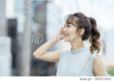 アラサーの女性　ポートレート 98051944