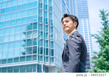 ビジネス　男性　オフィスビル 98052027