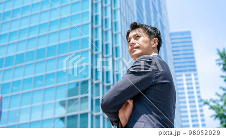 ビジネス　男性　オフィスビル 98052029