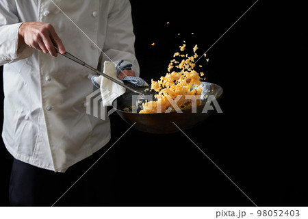 チャーハンを炒める料理人 98052403