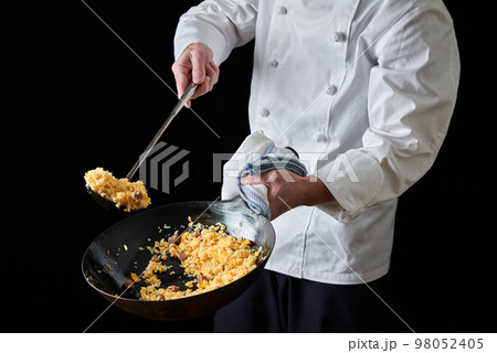 チャーハンを炒める料理人 チャーハンを炒める料理人 98052405