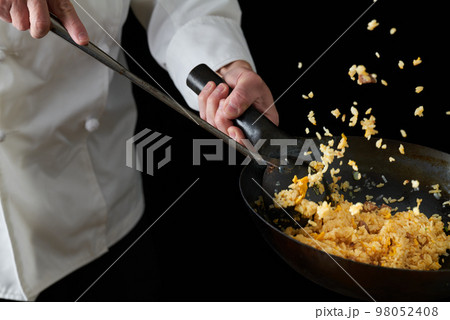 チャーハンを炒める料理人 チャーハンを炒める料理人 98052408