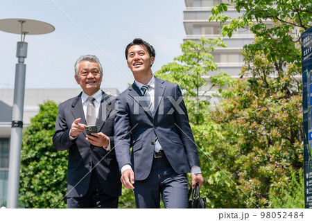 ビジネスマン 歩く 営業 ビジネスマン 歩く 営業 98052484