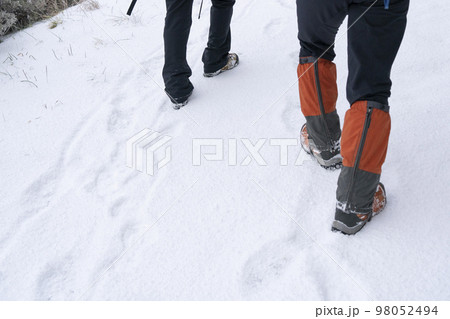 雪山を楽しむ山ガールの足元 98052494
