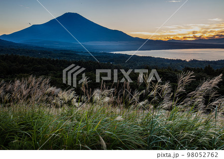 【山梨県･富士山】山中湖パノラマ台からの眺望 8月 98052762