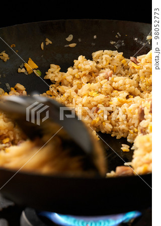 チャーハンを炒める 98052773