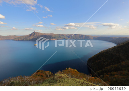 紅葉と青い湖面が美しい摩周湖の写真素材 [98053039] - PIXTA