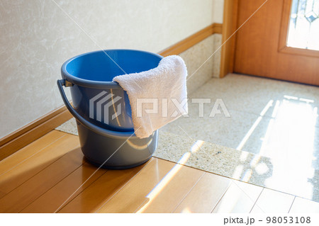 雑巾と水の入ったバケツ 98053108