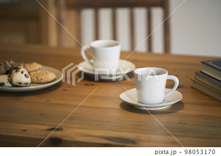ライフスタイル　イメージ　コーヒーブレイク　ティータイム　 98053170