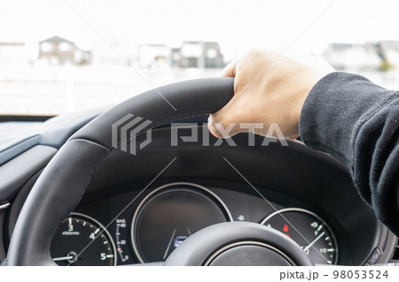 片手でハンドルを持つ男性 98053524
