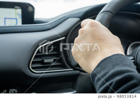 車を運転する人物の手元 車を運転する人物の手元 98053814