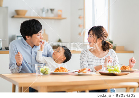 食事する若い家族　 98054205