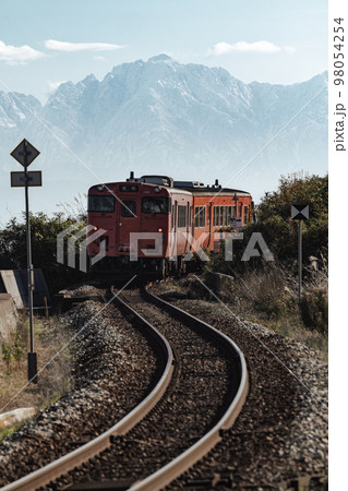 S字カーブを曲がる列車とバックに立山連峰 98054254
