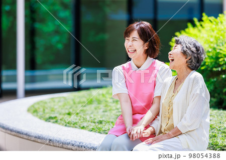 高齢者の女性と若い介護スタッフの男性　撮影協力「LINK FOREST」 98054388