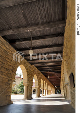 スタンフォード大学のキャンパス 98054684