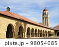 スタンフォード大学のキャンパス 98054685