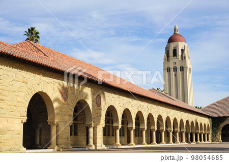 スタンフォード大学のキャンパス 98054685